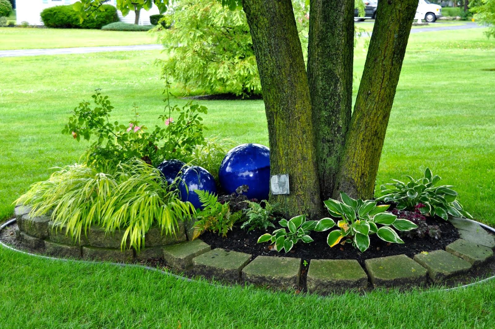 Install a whimsical bird bath to attract⁤ wildlife in‍ your⁤ front yard landscaping