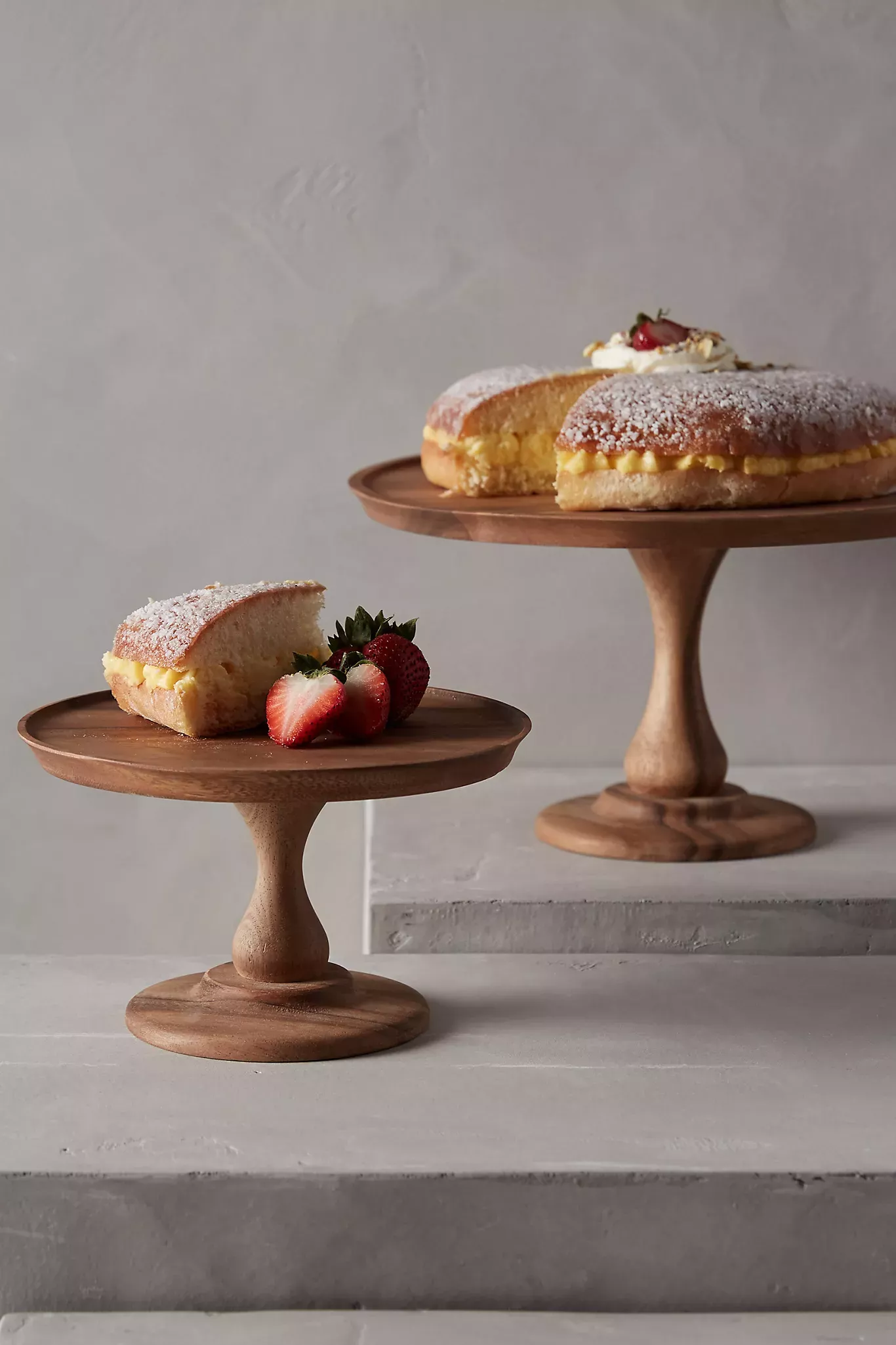 Choosing Between a Cake or Tiered Stand
for Your Dessert Display