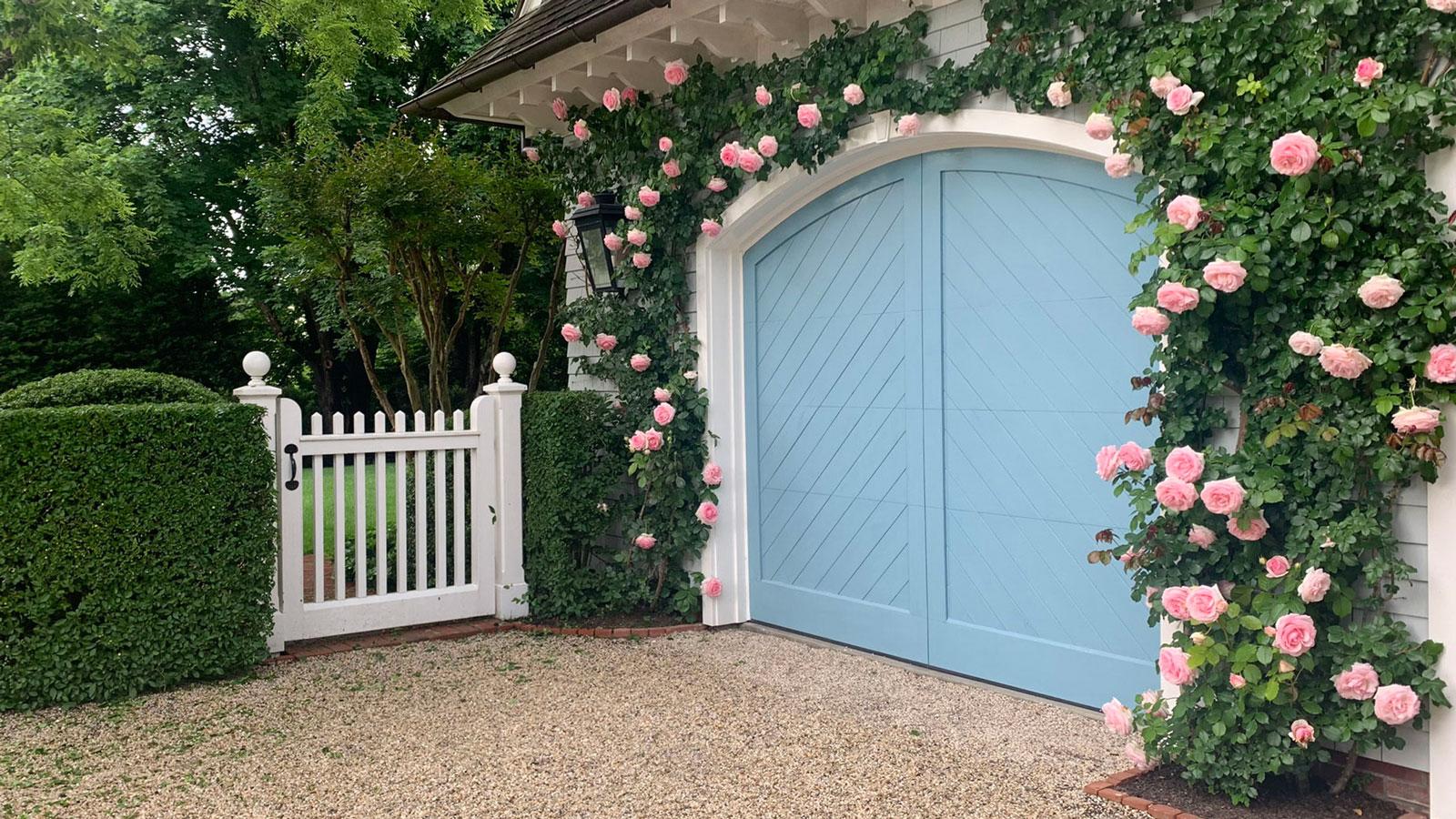 Frame your entrance ‍with climbing vines‍ for an enchanting ⁤front yard landscaping effect