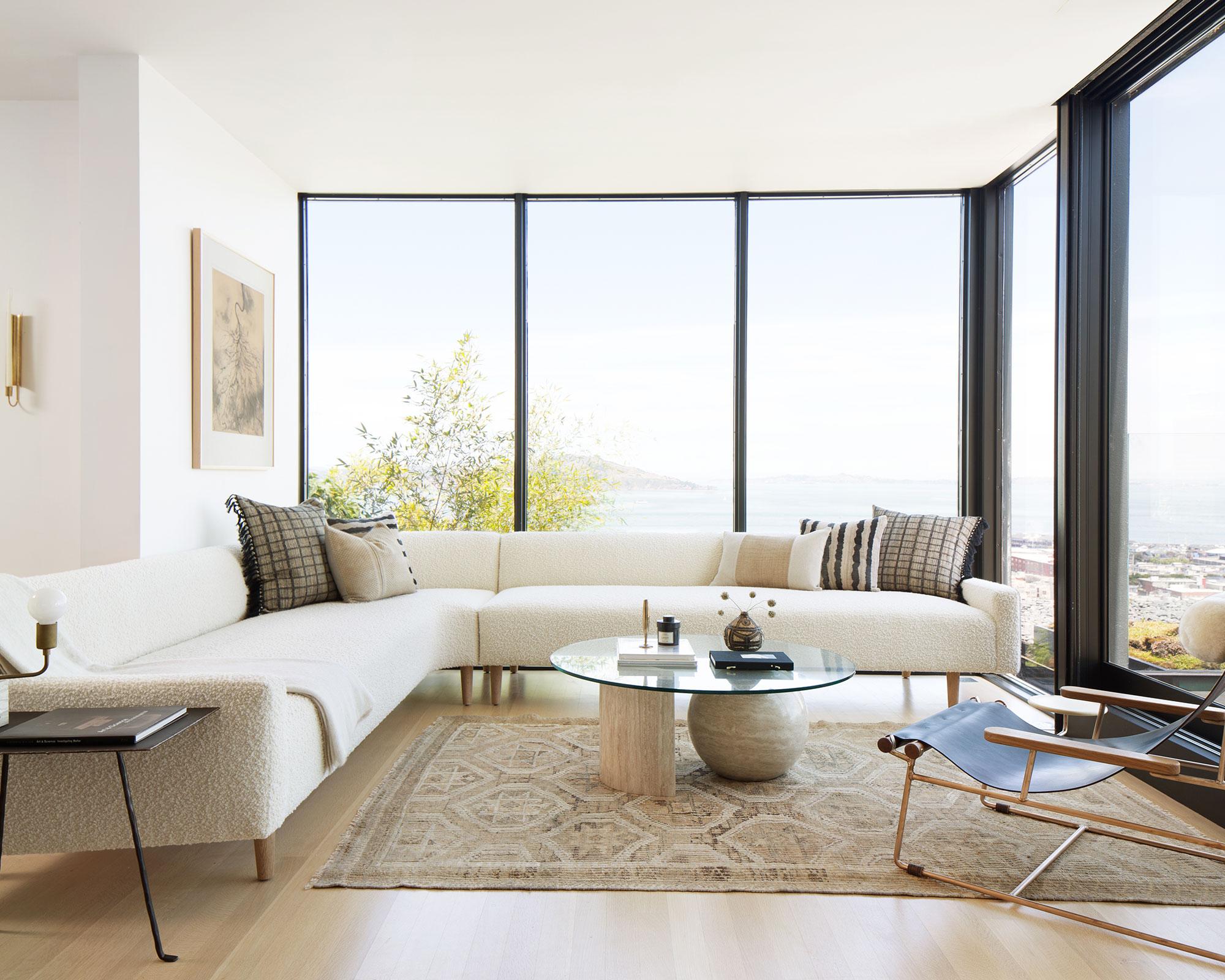 Minimalist⁤ Design: Simplify ‌your ⁤living room with‍ clean lines and uncluttered ⁤spaces