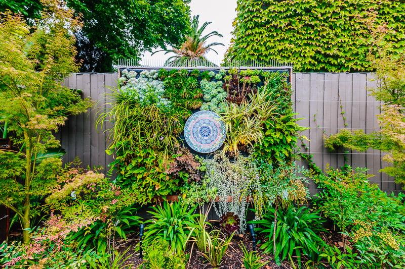 Utilize vertical gardens⁢ to maximize space in ‌your front ⁣yard landscaping