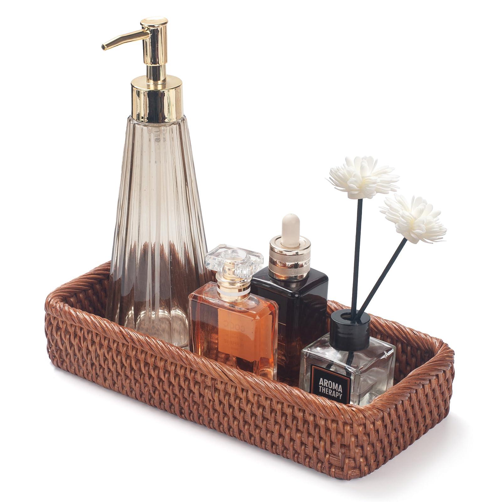 Use⁢ decorative baskets for organized storage in narrow bathrooms