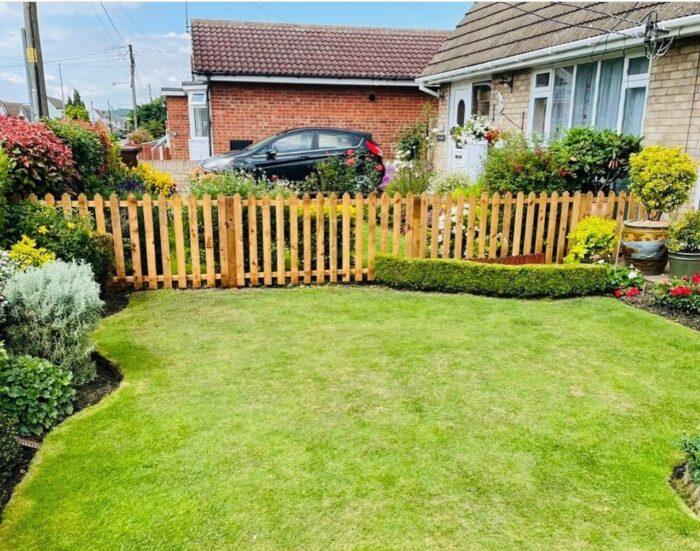 Install a charming picket⁣ fence to define​ your front ‌yard landscaping boundaries