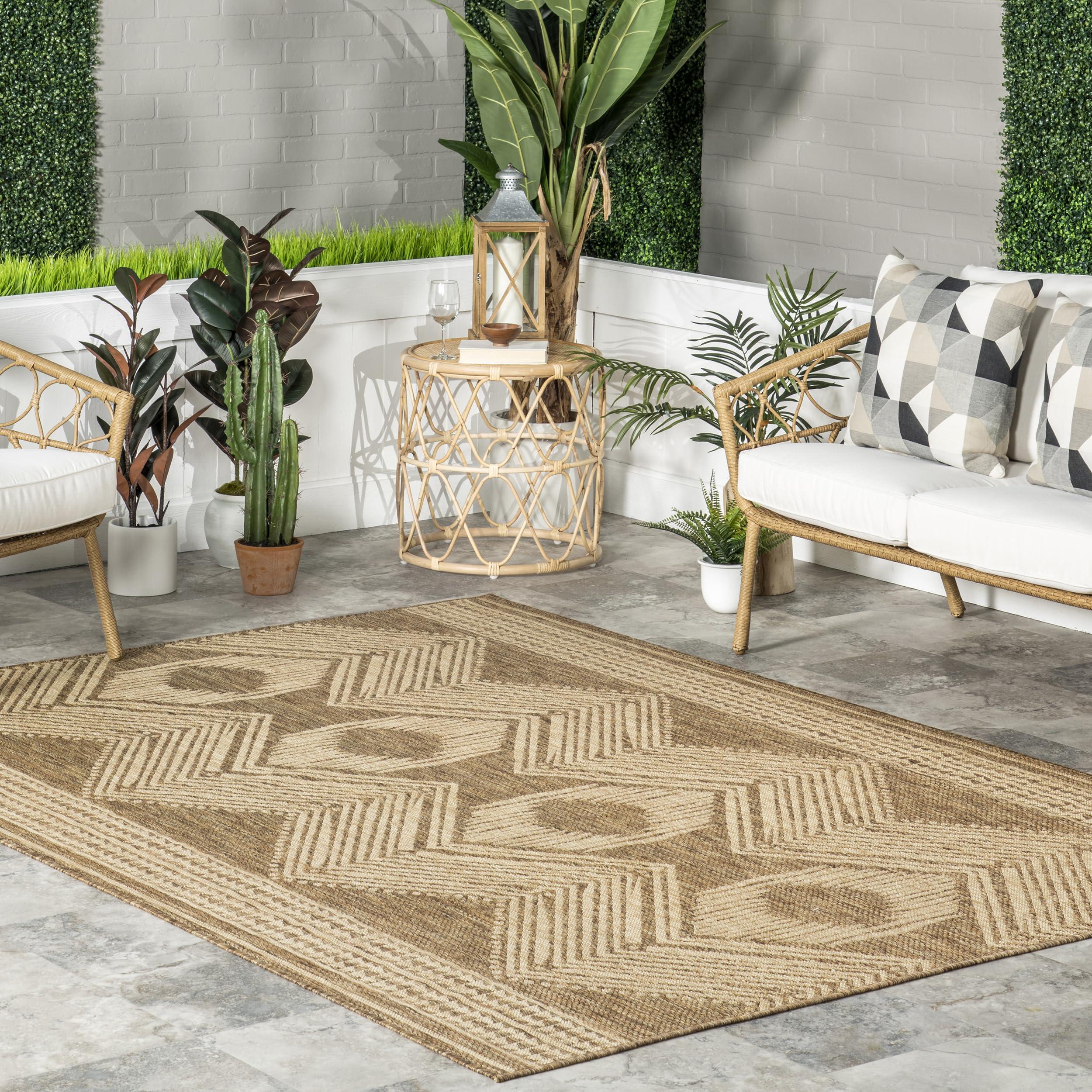 Add cozy outdoor rugs to your ​screened porch⁤ for‌ comfort⁤ and style