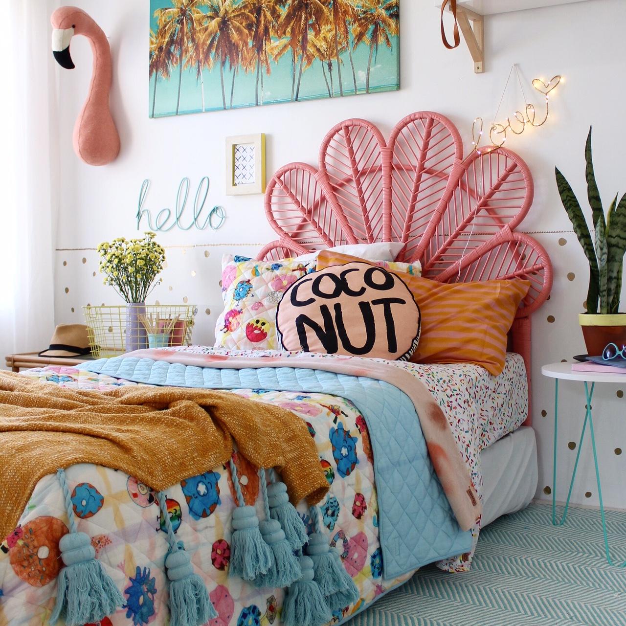 Choose a fun ⁣theme, like retro or bohemian, for the teen ‍bedroom