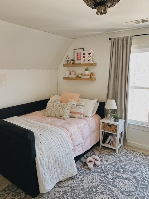 Unique shelving for displaying books and collectibles in the ⁣teen bedroom