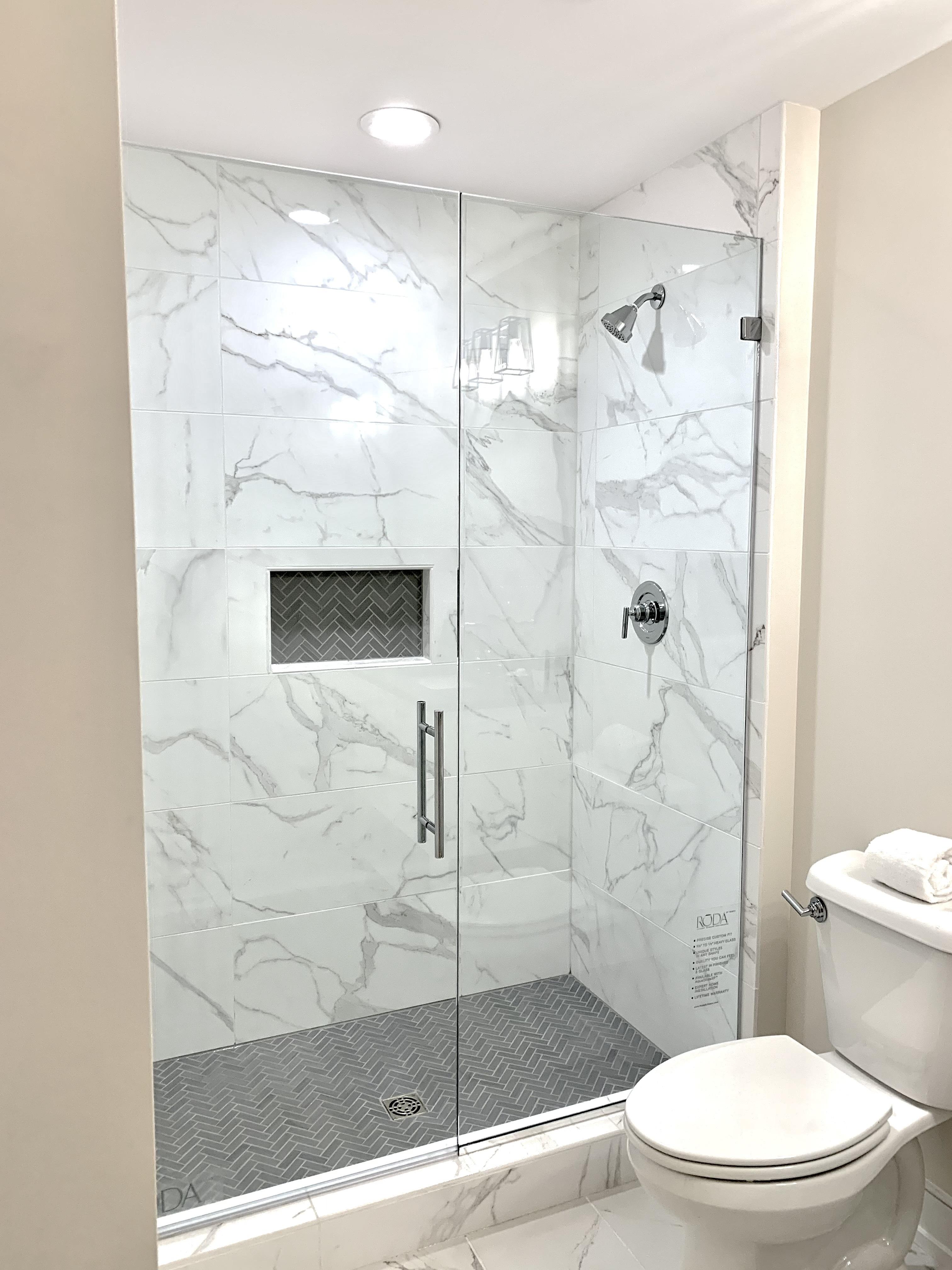 Use⁤ clear glass shower ⁤doors to visually expand narrow bathroom areas