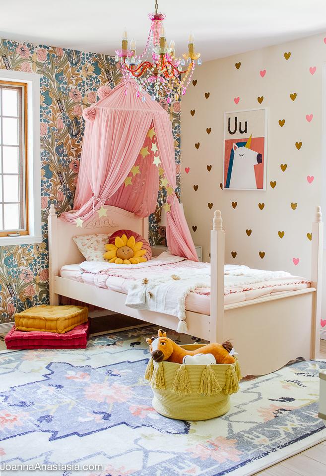 Whimsical Bedroom: ‌Add fun elements like fairy⁣ lights and quirky decor