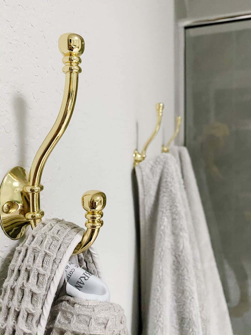 Hang hooks for ‌towels ⁤and robes to clear floor space in your ​narrow bathroom