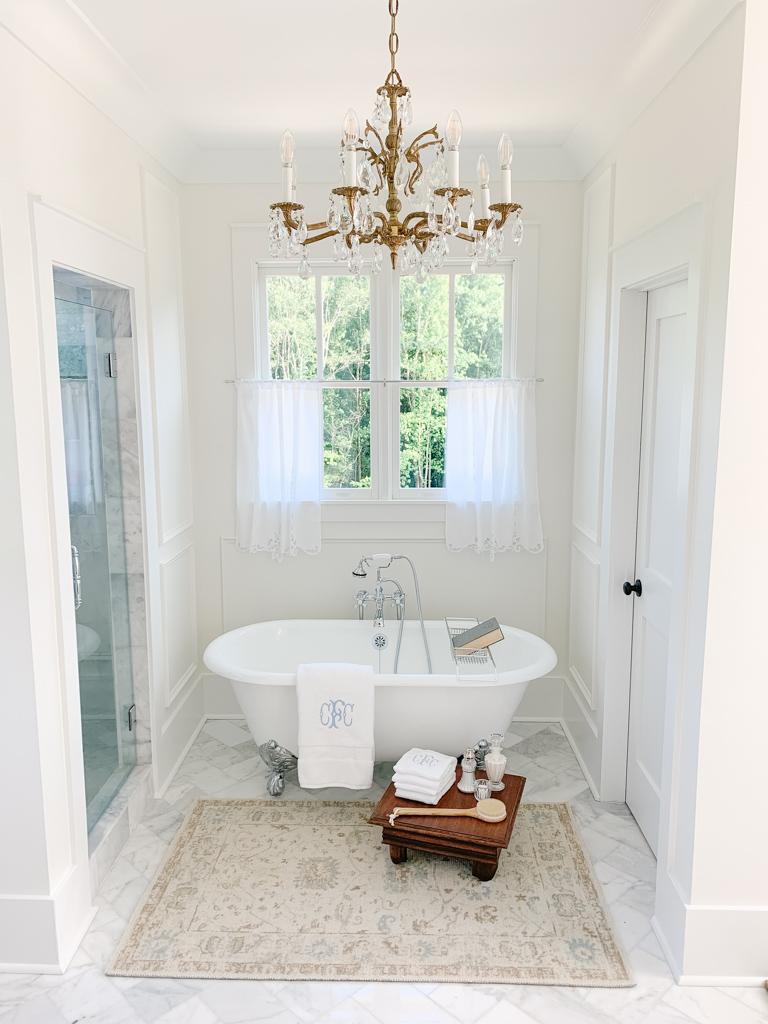 Classic clawfoot tubs ​to add elegance to farmhouse bathrooms