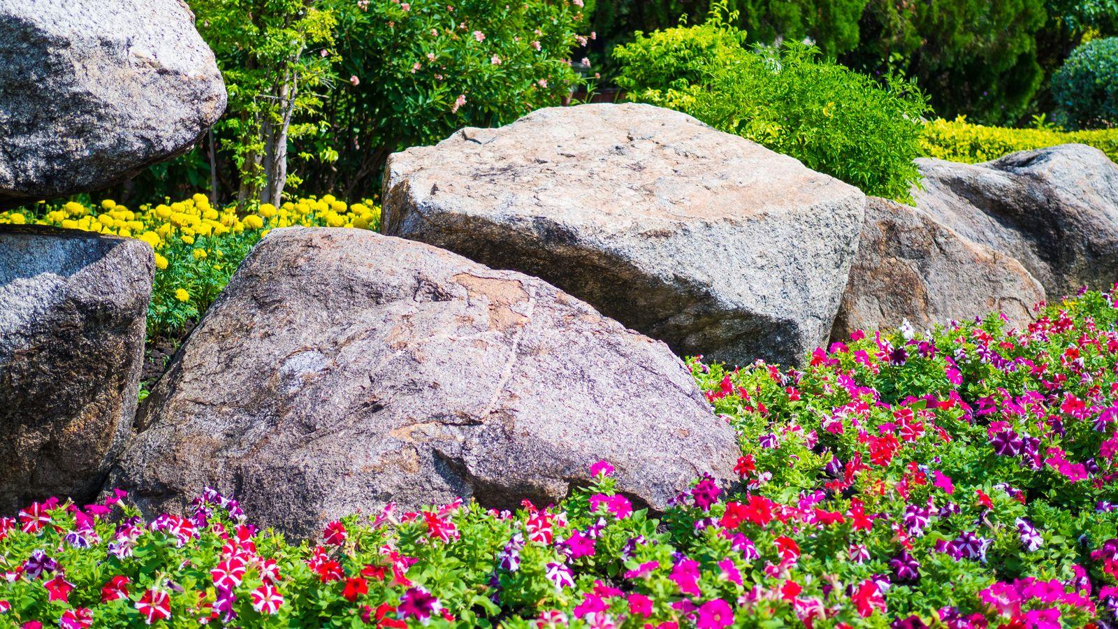 Use decorative boulders ⁤to enhance texture in your front yard landscaping