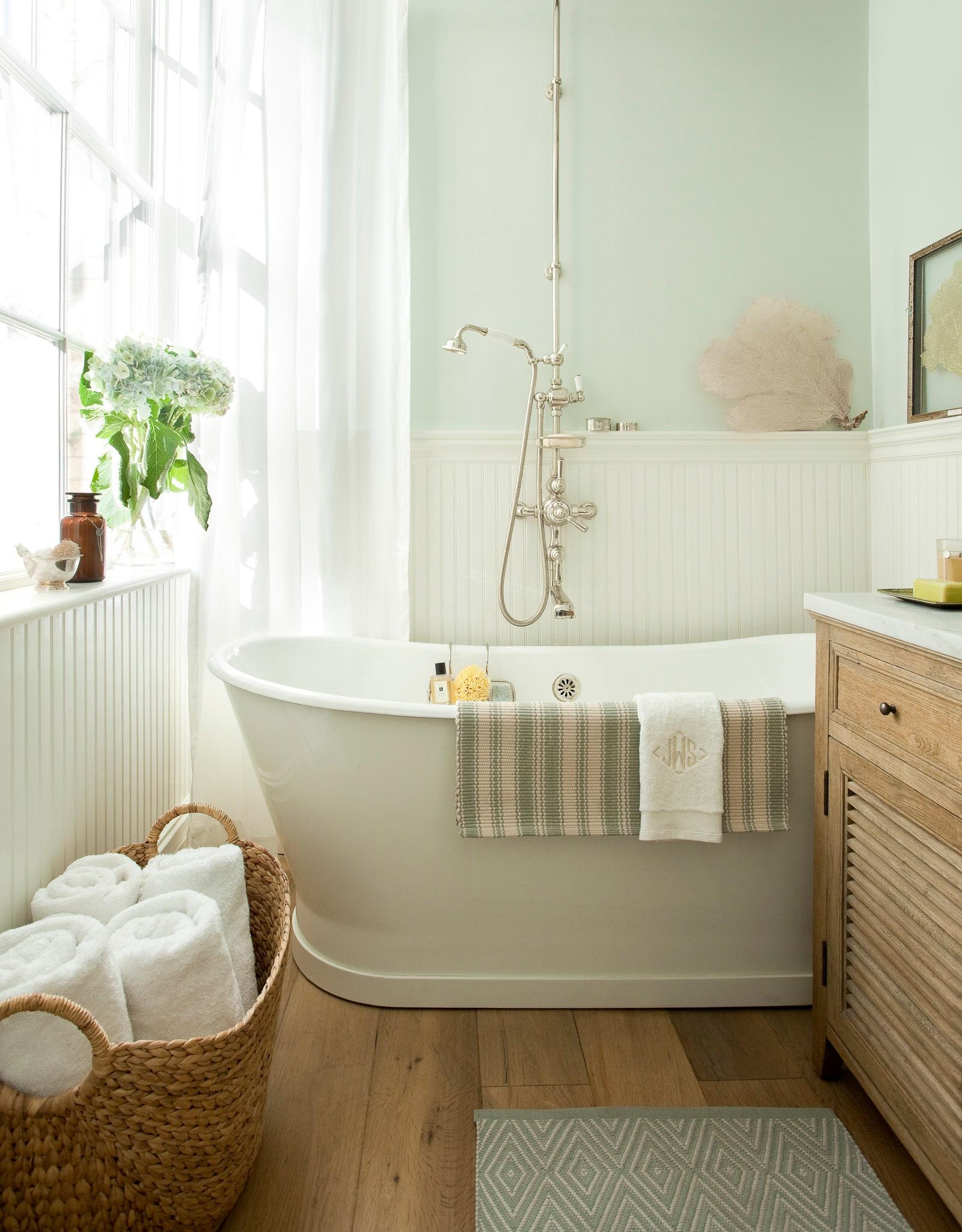 Choose light colors for walls to ‌brighten your ​narrow⁣ bathroom