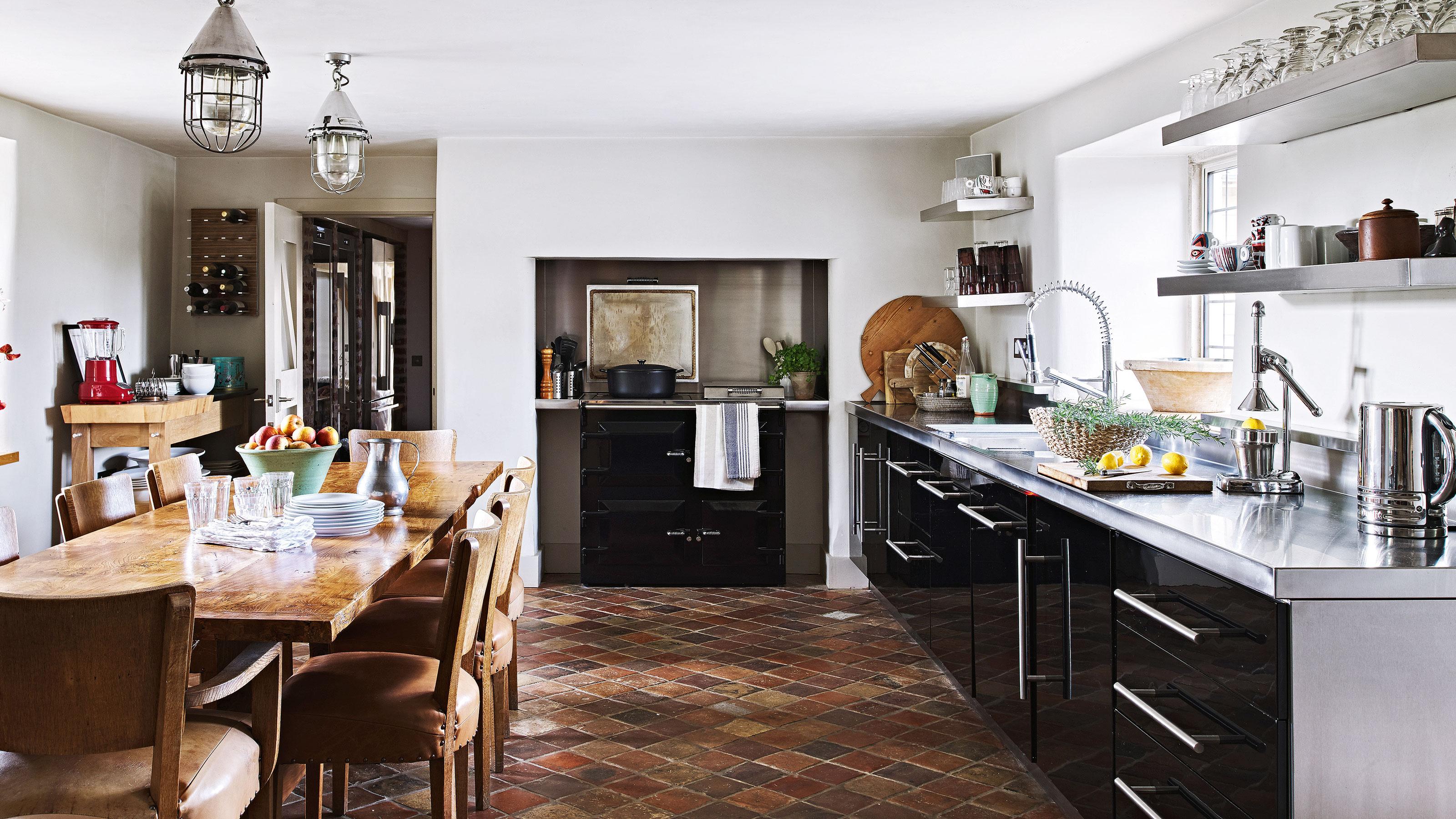 Utilize vertical space with smart storage solutions in your⁤ Burgundy Kitchen