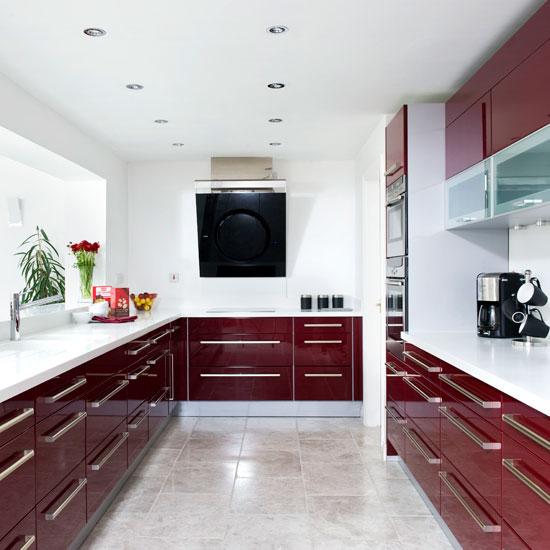 Incorporate glass-front cabinets to showcase your⁢ collection ‍in the Burgundy Kitchen