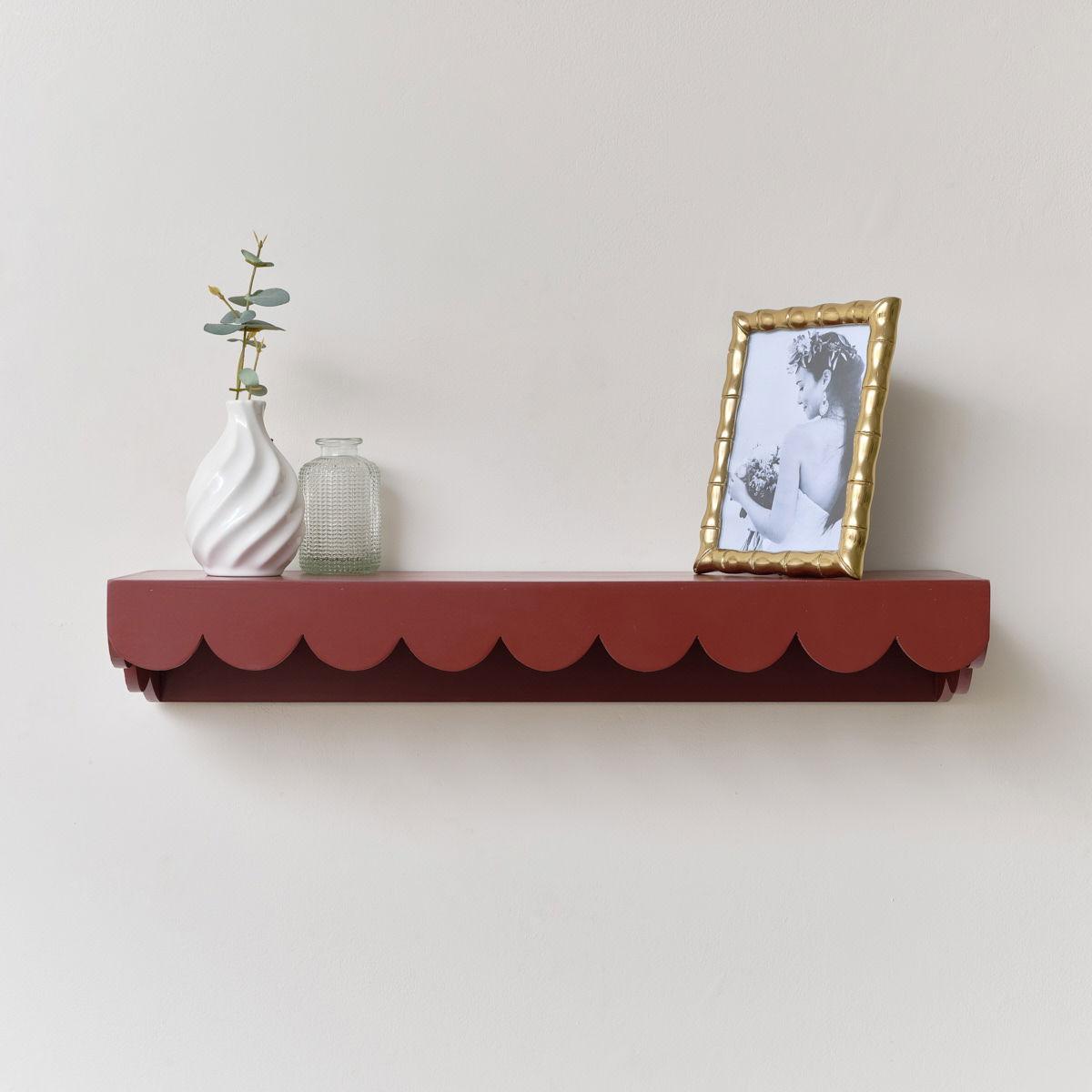 Use​ open shelving ‍to display⁣ decorative items ⁤in your ‌Burgundy Kitchen