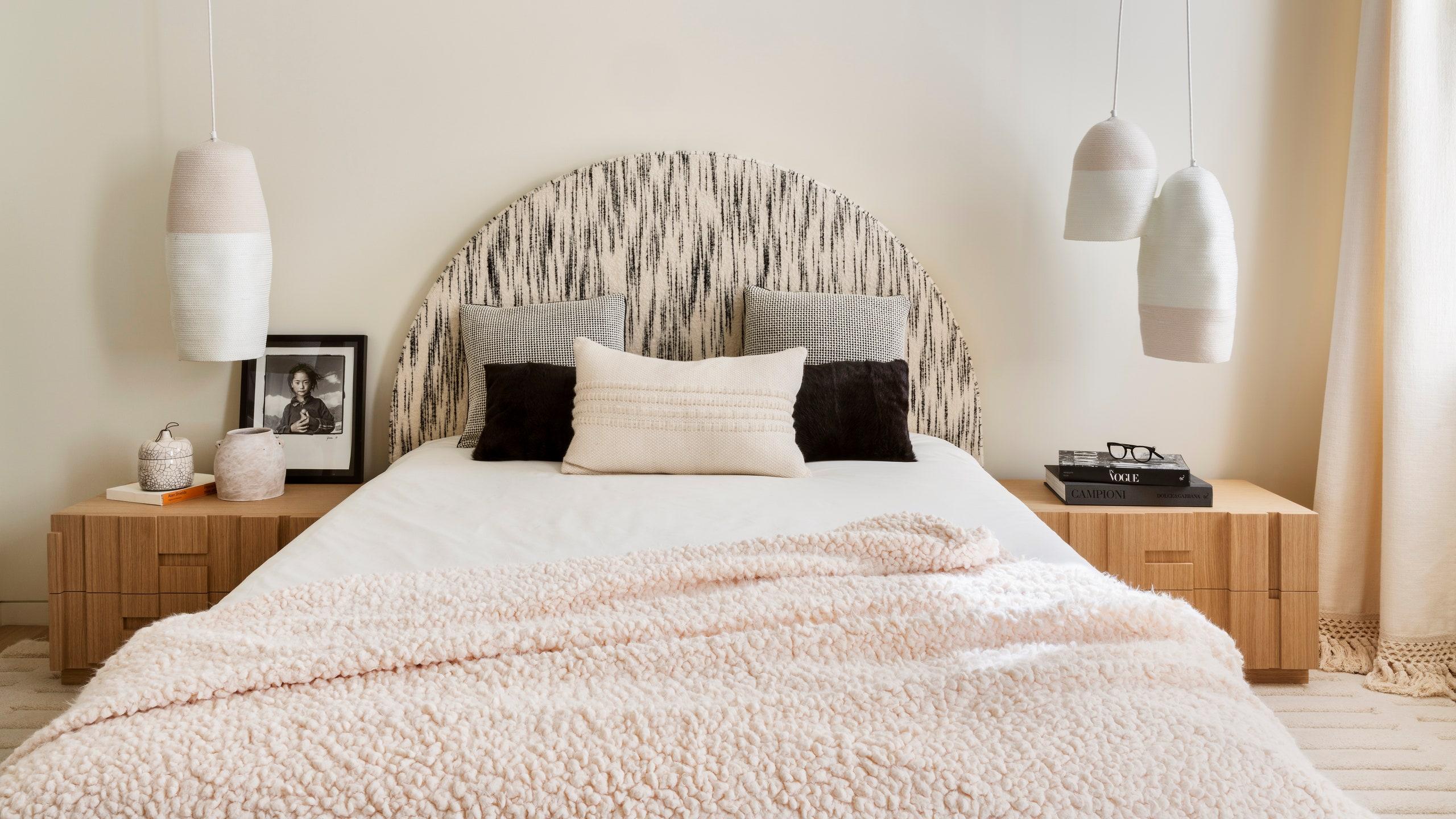 Layer ​textures‍ for depth in your minimalist bedroom ‍decor