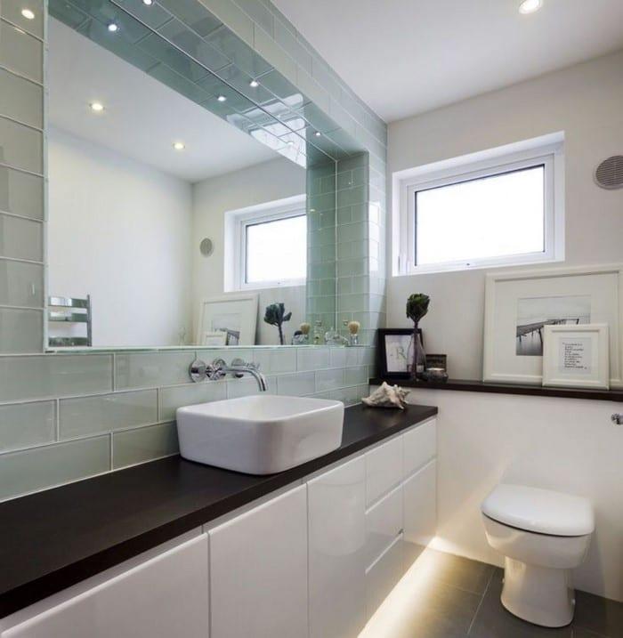 Incorporate‌ mirrors to ⁤create an illusion of depth ⁤in⁢ your narrow bathroom