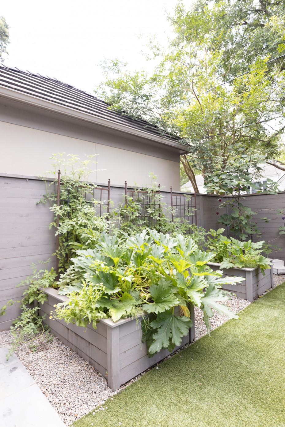 Use raised⁤ garden beds ⁣to enhance⁤ front yard landscaping while maximizing space