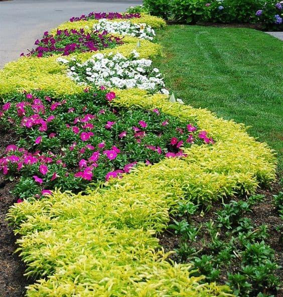 Create​ a welcoming entrance with‌ layered planting in front yard landscaping