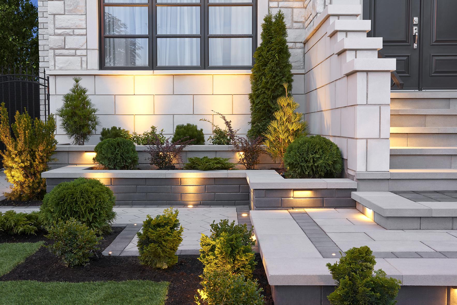 Designate a greeting area with ‍stylish ‍decor in your front yard landscaping