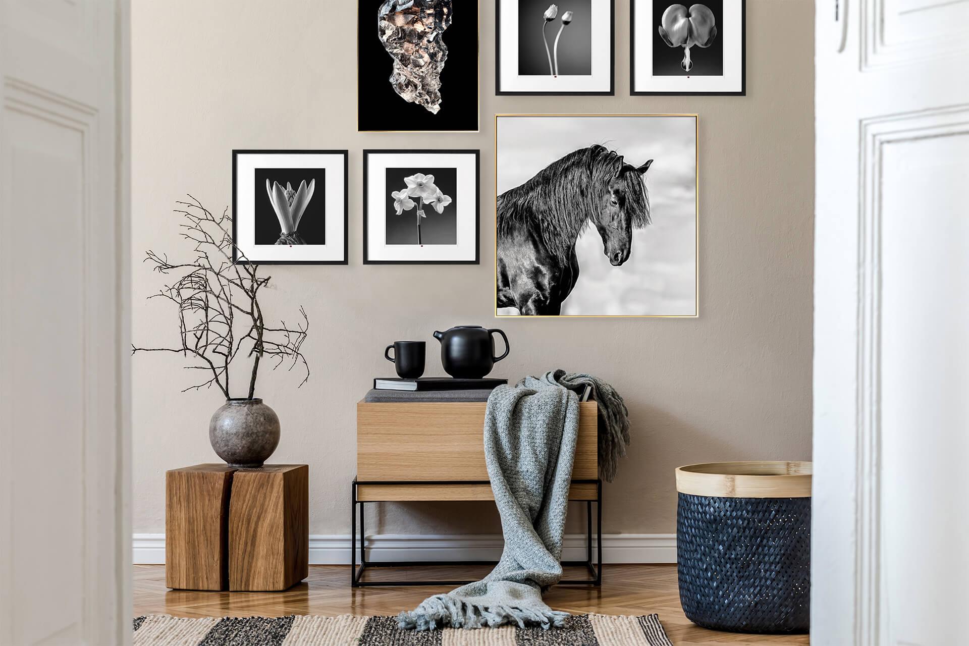 Create a gallery wall featuring personal​ photos in your living ⁣room