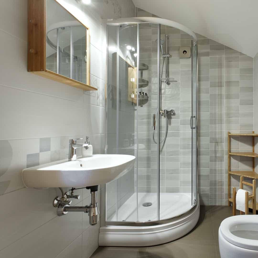 Incorporate a corner shower⁤ to maximize space in ‌your narrow bathroom