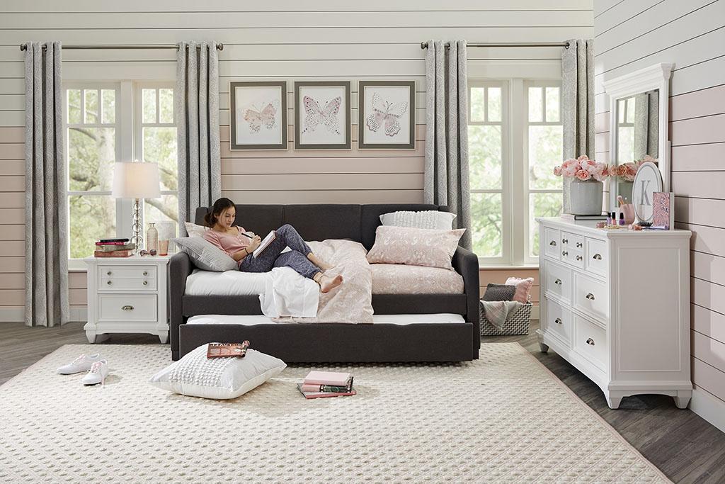 Emphasize natural light⁢ by⁤ rearranging furniture ‍in‌ the​ teen girl bedroom