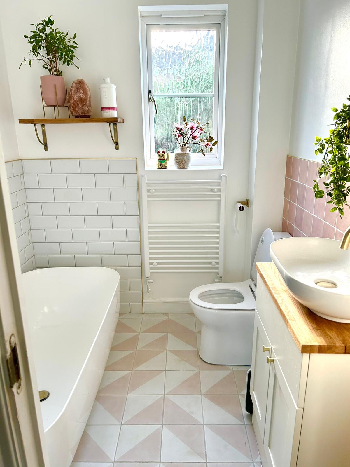 Choose light colors to create an airy feel in narrow ‌bathrooms