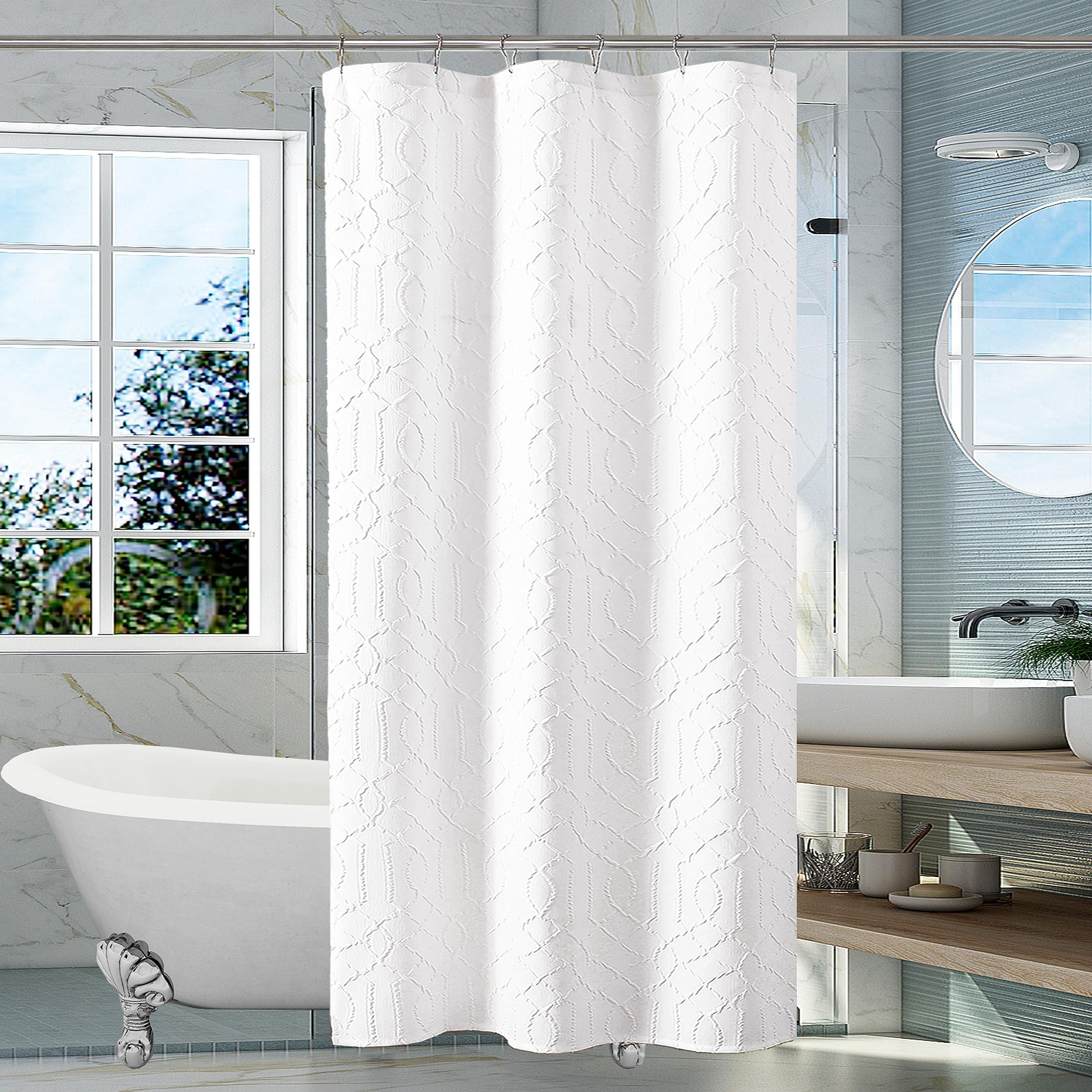 Opt for a shower curtain instead of⁣ glass doors in⁣ your small bathroom