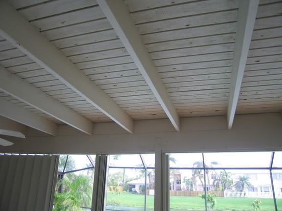 Install a ceiling fan in your screened porch ⁢for comfort on ​hot summer ​days