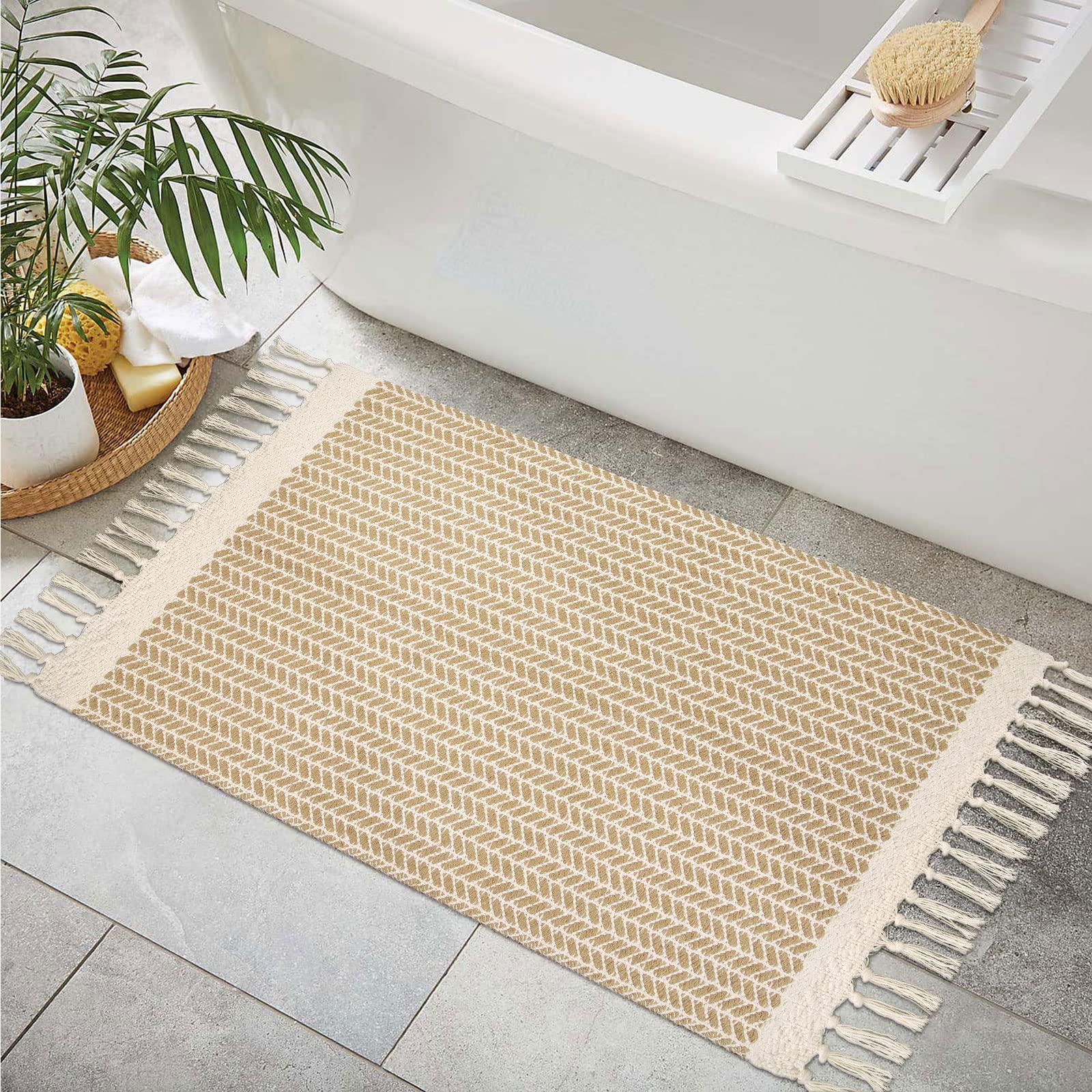 Add a small rug for comfort in‌ your small bathroom