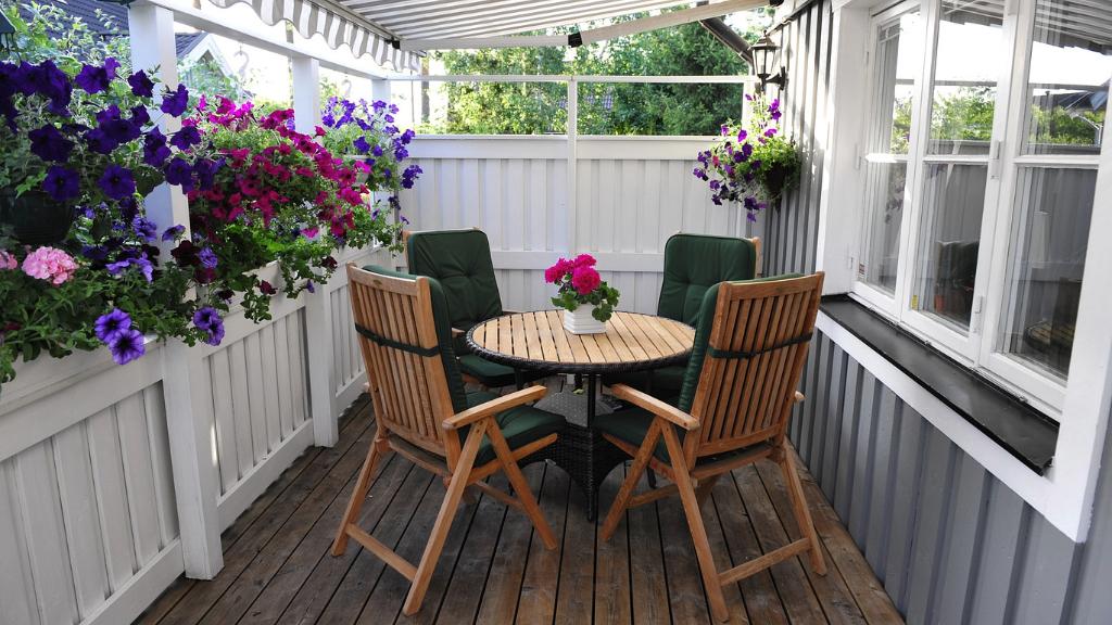 Introduce indoor plants⁣ to ⁣your screened ‍porch ‌for a refreshing⁢ burst of nature