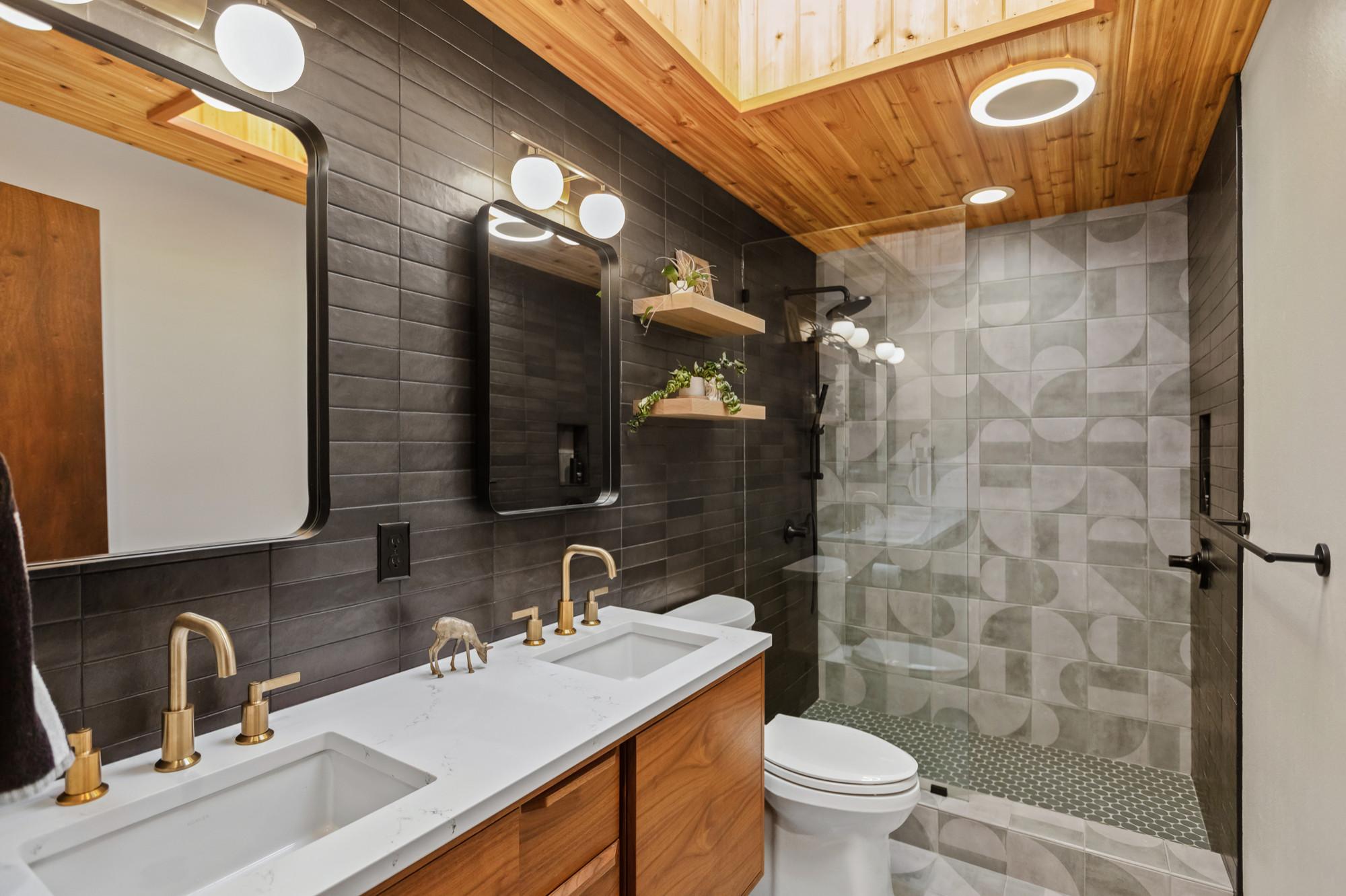 Warm wood​ accents in bathrooms add natural warmth and comfort