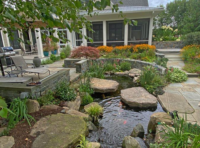 Design a small pond to bring tranquility to your‌ front yard ⁤landscaping