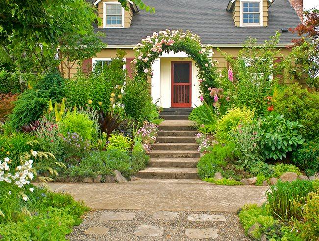 Frame your entrance ‍with climbing vines for stunning front ⁤yard landscaping appeal