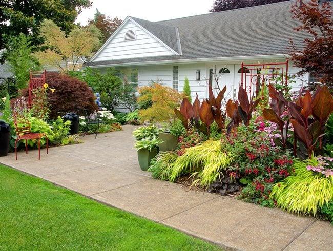 Incorporate⁢ seasonal decorations that complement your⁤ front yard landscaping style