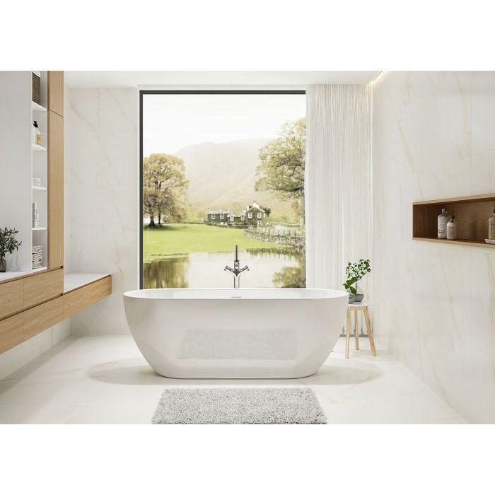 Choose a freestanding tub as a focal point in your⁣ eclectic bathroom