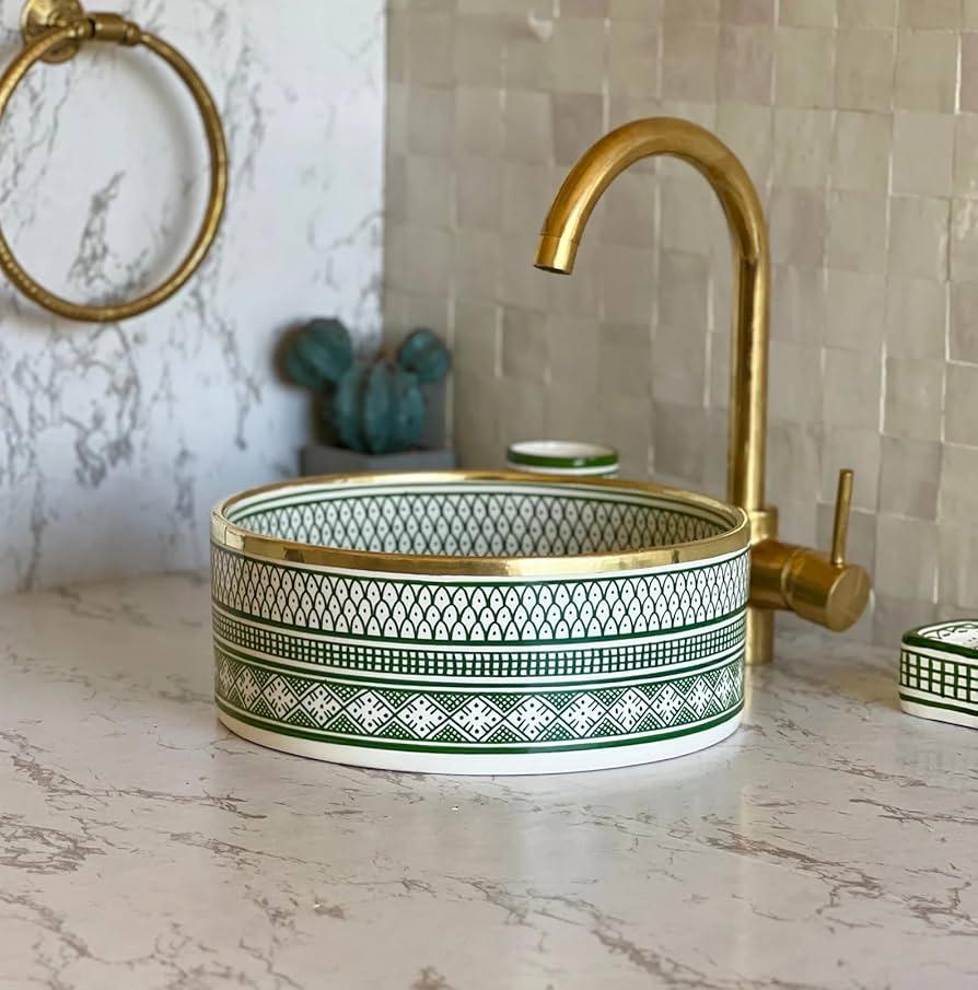 Handcrafted ceramics⁣ enhance the charm of​ farmhouse bathrooms