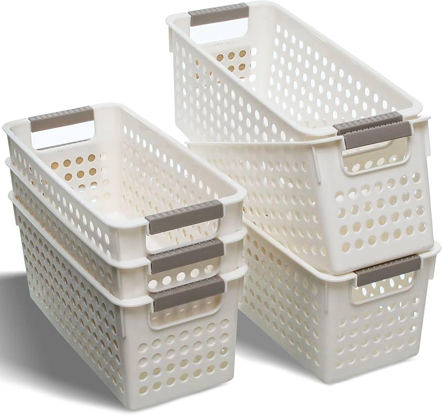 Use baskets and ‌bins for organization in a small bathroom