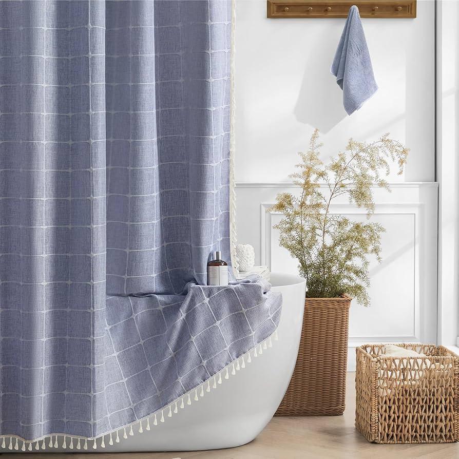 Choose a stylish shower ​curtain to introduce character to narrow‍ bathrooms