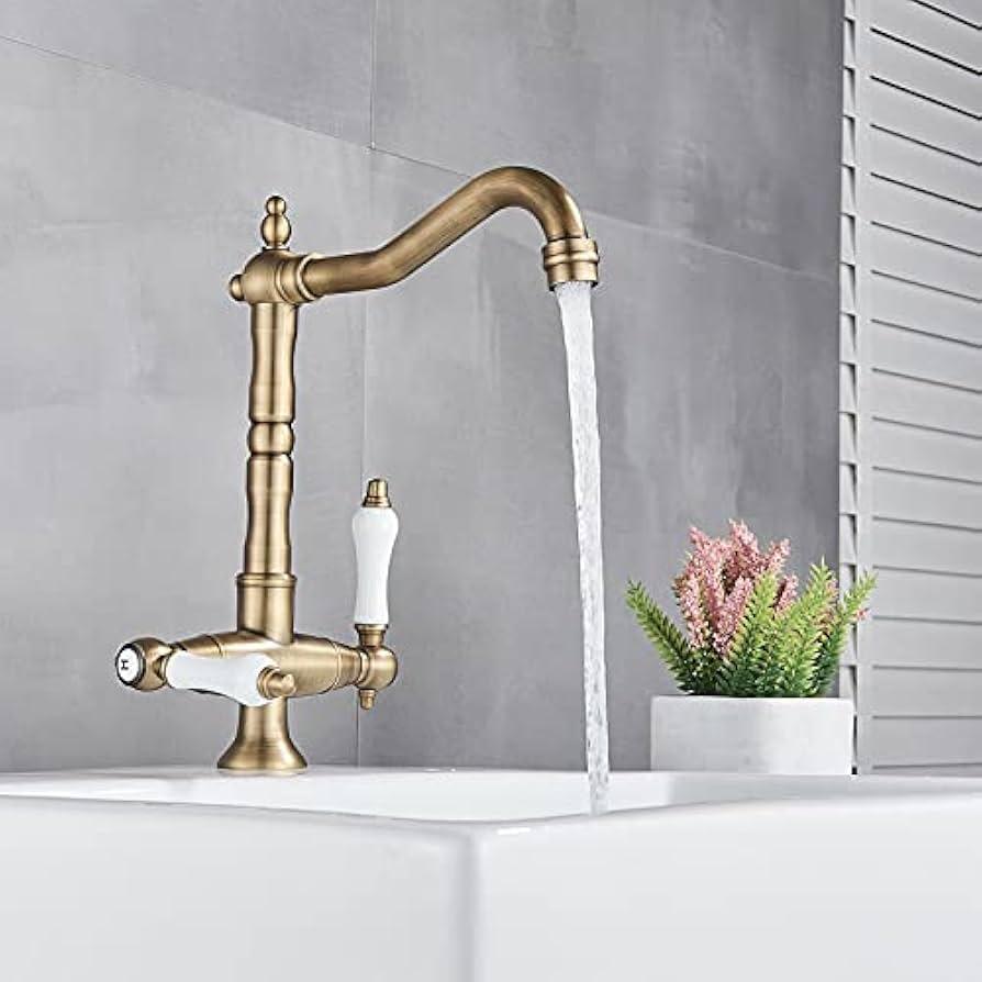 Vintage-inspired⁤ faucets enhance ​character in farmhouse bathrooms