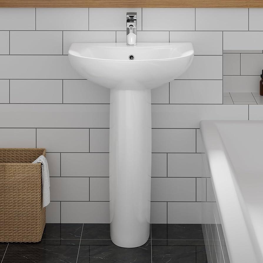 Choose a pedestal sink to open ‌up floor⁢ space in small bathrooms