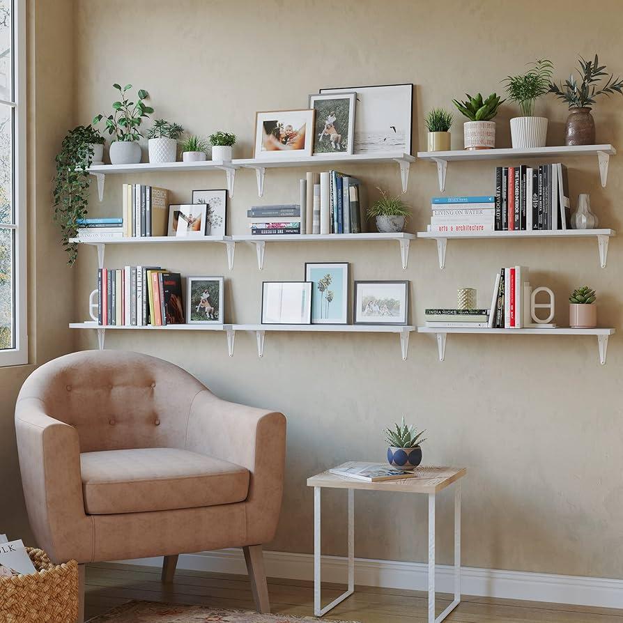 Organize bookshelves creatively to personalize ⁣your living ⁣room style