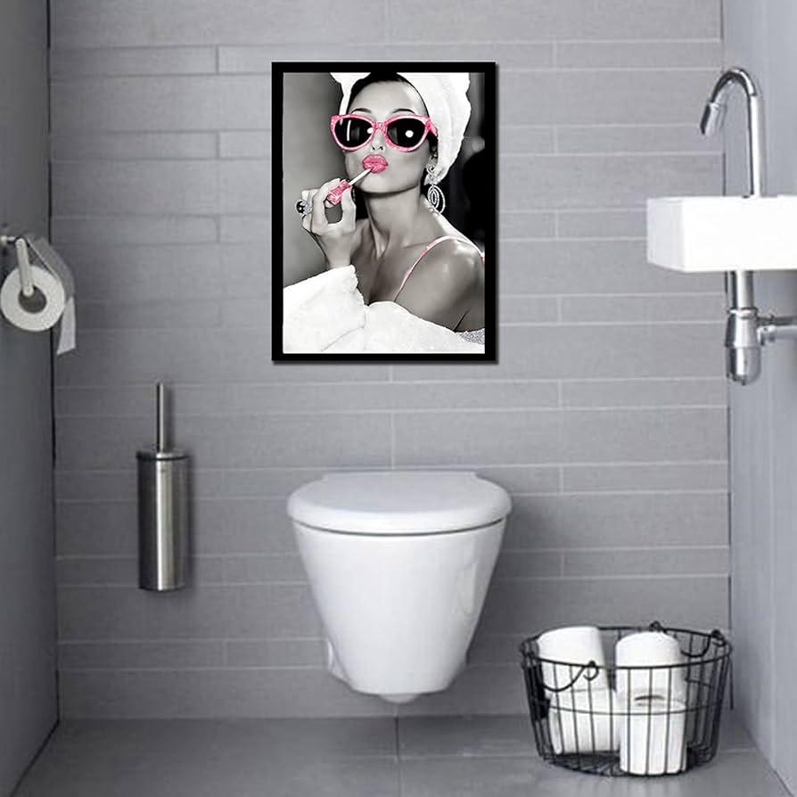 Artistic wall ⁣art that reflects your ⁣personality in⁤ the eclectic bathroom