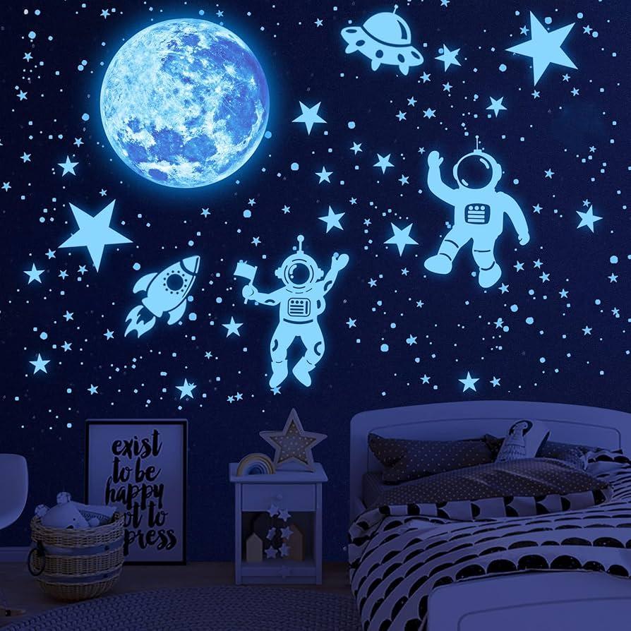 Galactic Escape: Transform your boy⁣ nursery with starry night decals and astronaut decor