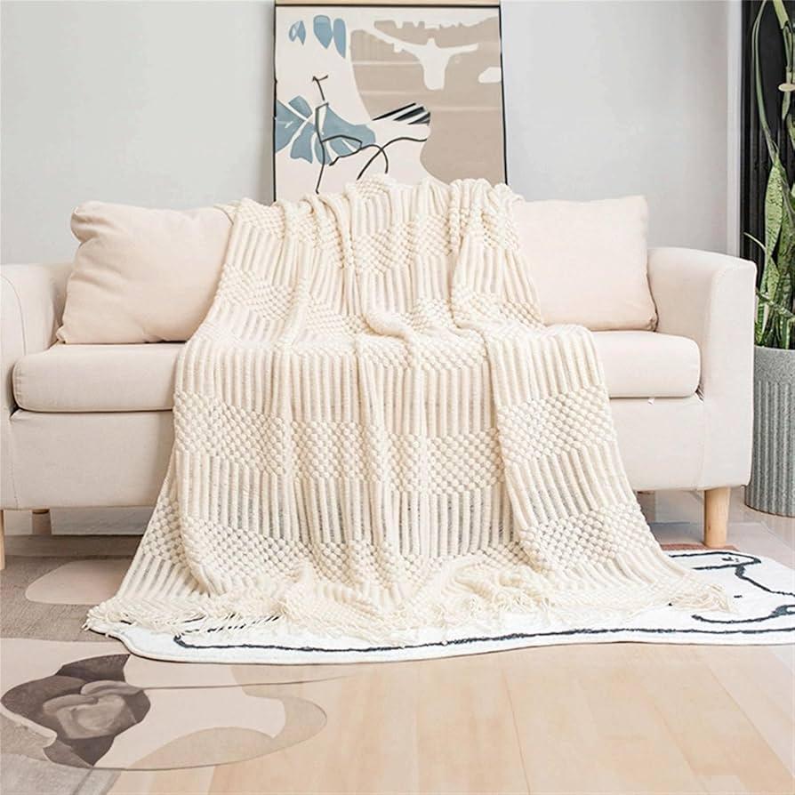 Fringed throw blankets ‍for comfort and a laid-back feel⁣ in ⁣your Boho‌ Living Room