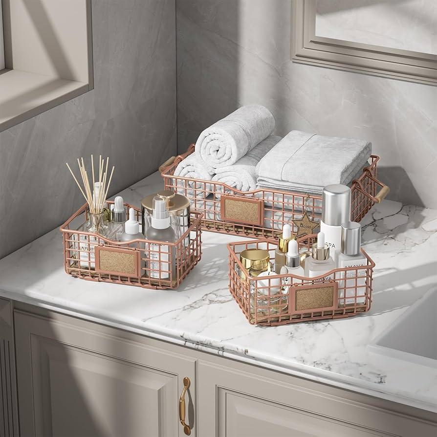 Utilize decorative trays to organize ​essentials‍ in your small⁢ bathroom