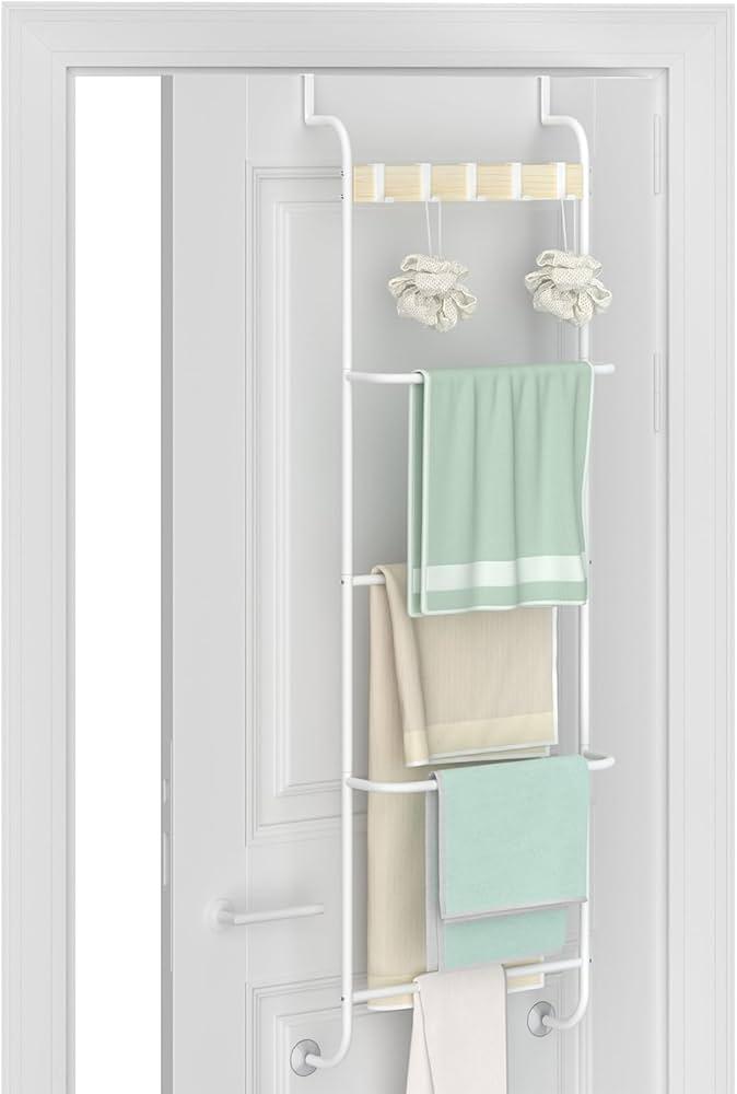 Hang hooks behind the door for towels in ⁢your narrow bathroom