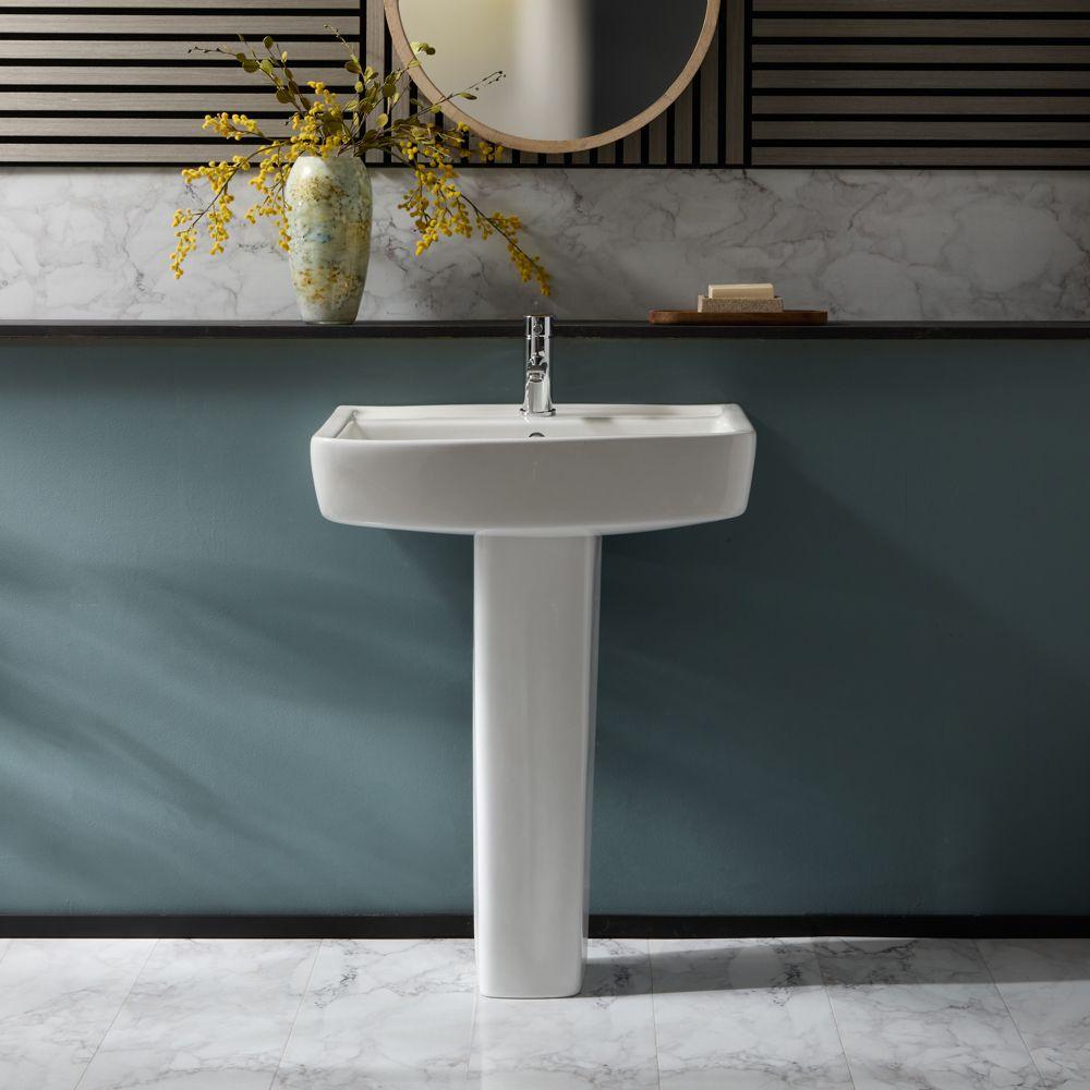 Consider⁣ a pedestal sink⁣ for a stylish small bathroom ⁤look