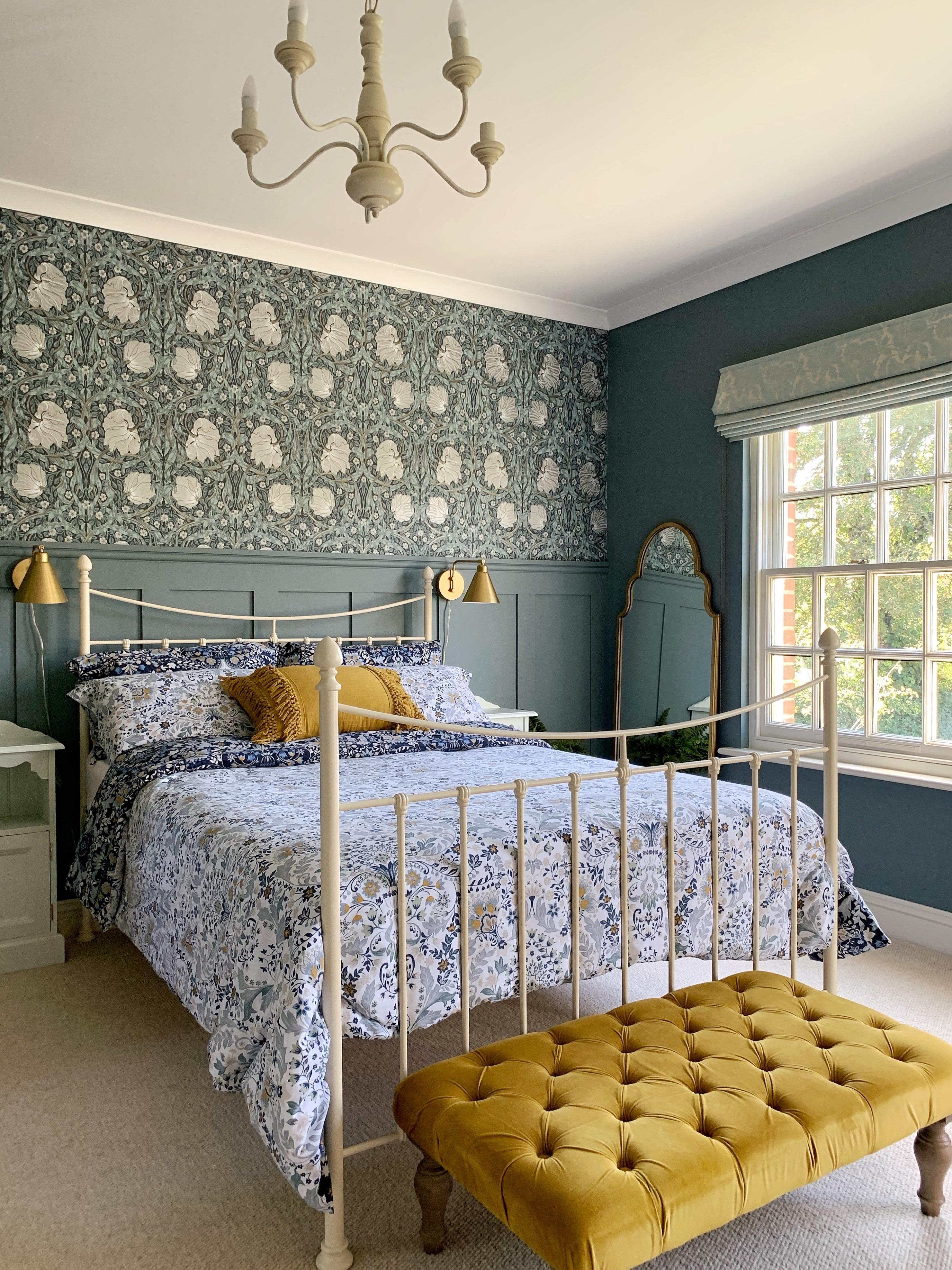 Bedroom Trend: Bold ⁣wallpaper creates a stunning backdrop for decor